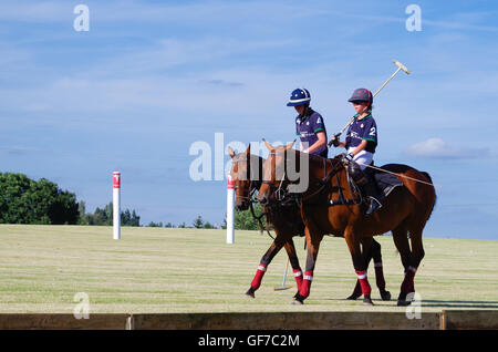 Due giovani giocatori di polo sul campo dopo una partita in Lussemburgo, 2016 Foto Stock