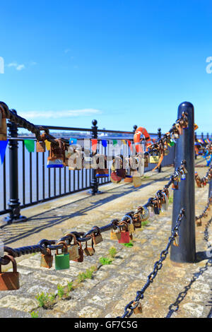 Amore si blocca sulla catena scherma promenade, Albert Dock, Liverpool, Merseyside, Inghilterra, Regno Unito. Foto Stock