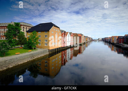 Riflessi colorati nel fiume di Trondheim Foto Stock