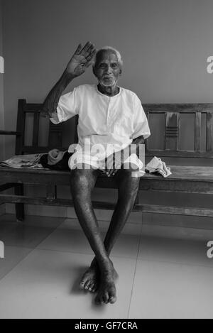 Longelivity - cento e due anni vecchio uomo indiano davanti a casa sua. Villaggio Shirgaon, Palghar, Maharashtra, Mumbai, India Foto Stock