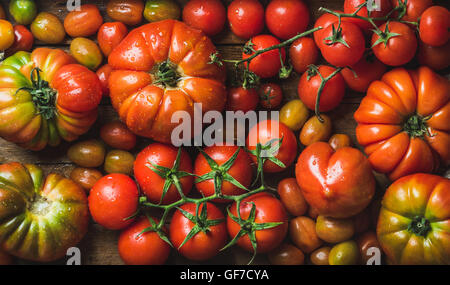 Pomodori colorati di diverse dimensioni e tipi Foto Stock