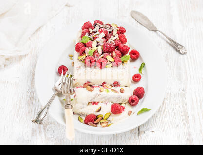 In casa semifreddo al pistacchio, lamponi e foglie di menta Foto Stock