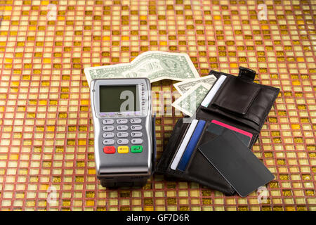 Pagamento terminale senza fili e il portafoglio con banconote Foto Stock