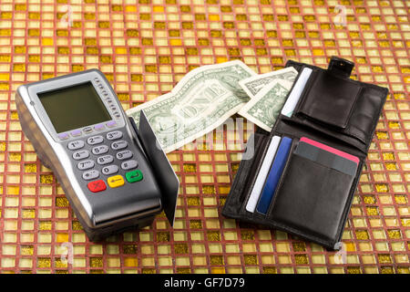 Pagamento terminale senza fili e il portafoglio con banconote Foto Stock