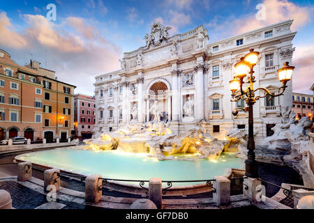 Fontana di Trevi, la più grande fontana barocca della città e una delle più famose fontane in tutto il mondo si trova a Roma Italia Foto Stock