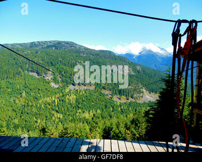 Zip Line in montagna, non ha paura delle altezze Foto Stock