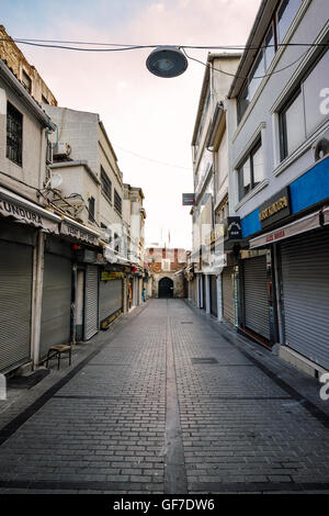 ISTANBUL - 18 agosto: Street al Grand Bazaar Agosto 18, 2015 a Istanbul. Una delle strade che Leeds a Drand Bazar di sunrise bef Foto Stock