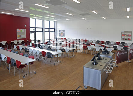 Vista interna di una scuola nuova sala da pranzo. Mostra i tavoli e le sedie, area di servizio, nessun popolo. Foto Stock