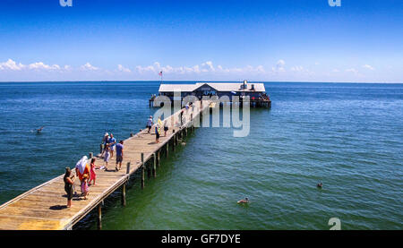 Vista aerea di persone su Anna Maria Island al porticciolo della città di Bradenton, FL Foto Stock