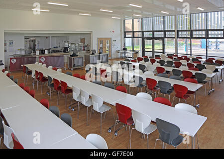 Vista interna di una scuola nuova sala da pranzo. Mostra i tavoli e le sedie, zona cucina, nessun popolo. Foto Stock