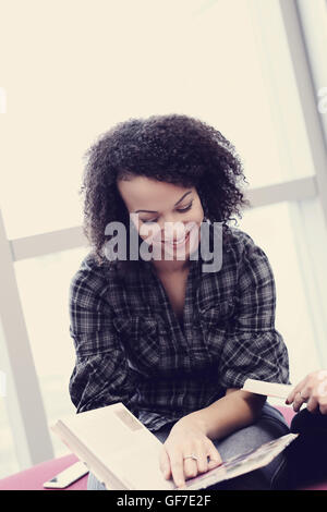 Studente in biblioteca Foto Stock