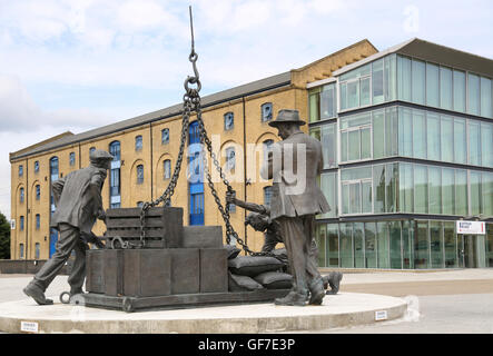 'Atterrato' una scultura in bronzo di Les Johnson accanto a Londra il Royal Victoria Dock come un omaggio ai lavoratori portuali Foto Stock