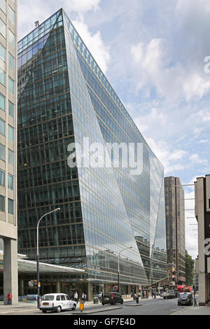 62 Buckingham Gate. Un nuovo edificio per uffici a Londra il Victoria Street con un impressionante angolare facciata vetrata. Foto Stock