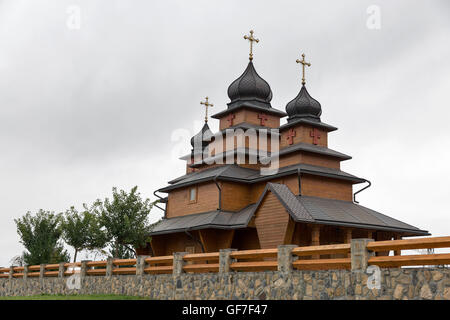 Tradizionale vecchia chiesa di legno nelle montagne dei Carpazi regione, Ucraina Occidentale, Europa Foto Stock