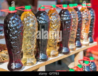 Home vino birra in bottiglie di plastica in vendita nel mercato di strada closeup Foto Stock