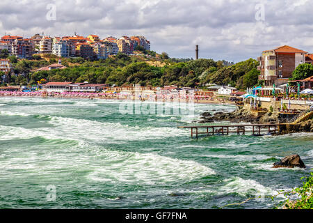 SOZOPOL - 9 agosto: Old City Beach il 9 agosto 2015 a Sozopol, Bulgaria. Le onde in esecuzione su per la spiaggia di antica Bulgaria Foto Stock