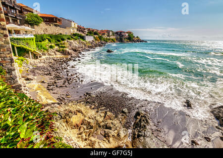 SOZOPOL - 9 agosto: Old City Beach il 9 agosto 2015 a Sozopol, Bulgaria. Le onde in esecuzione su per la spiaggia di antica Bulgaria Foto Stock