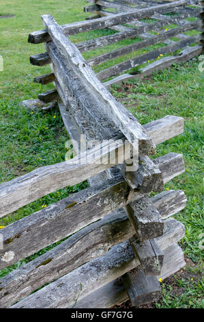 Vecchia recinzione di zig-zg di legno della traversa sull'isola di Bowen, Columbia Britannica, Canada Foto Stock