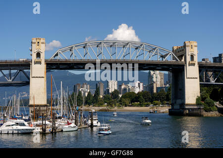 Burrard ponte su False Creek con West End nel retro, Vancouver, British Columbia, Canada Foto Stock