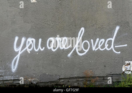 Affermativa si sono amati segno dipinto sul muro di un edificio vecchio Foto Stock