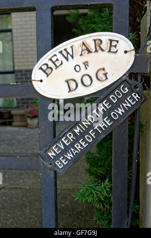 Divertente attenzione del cane e proprietario sign sul cancello di un condominio a Vancouver in Canada Foto Stock