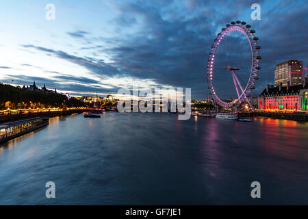 Londra, Inghilterra - Giugno 2016. Vista del London eye ruota panoramica Ferris durante il tramonto Foto Stock