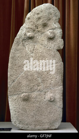 Pre-Nuragic Sardegna. Dal Paleolitico fino alla media età del bronzo. Stele di pietra. Rappresentazione del Mare Mediterraneo. 2°- 3° millennio BC. Da San Vero Milis. Museo archeologico. Cagliari. Sardegna, Italia Foto Stock