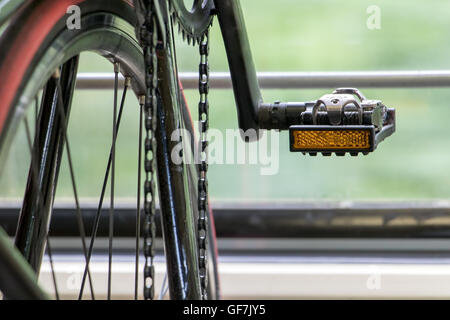 Dettaglio noleggio in piedi in un moto di stand in un treno in movimento Foto Stock