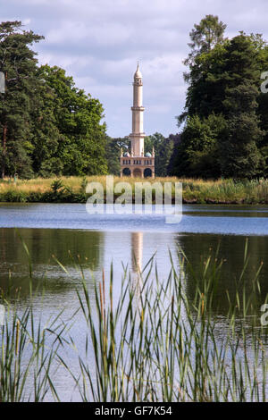 Il minareto con laghetto nel parco, il castello di Lednice, Repubblica Ceca Foto Stock