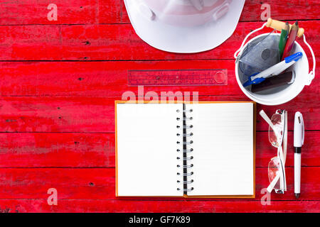 Strumenti di architetto in legno rosso sfondo tabella o di apparecchiature per il lavoro quotidiano di architetto. Foto Stock