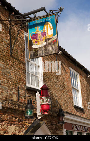 Regno Unito, Inghilterra, Norfolk, King's Lynn, Ferry Street, Crown and Mitre Pub segno e luci di navigazione sopra le porte Foto Stock