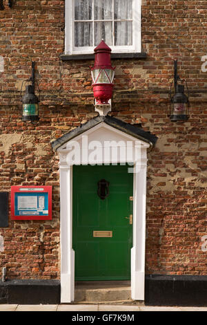 Regno Unito, Inghilterra, Norfolk, King's Lynn, Ferry Street, Crown and Mitre Pub, luci di navigazione sopra le porte Foto Stock