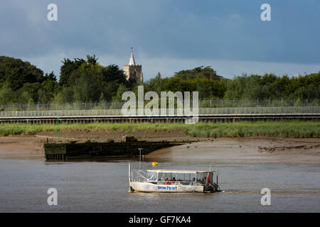 Regno Unito, Inghilterra, Norfolk, King's Lynn, traghetto da West Lynn varcando il Fiume Great Ouse Foto Stock