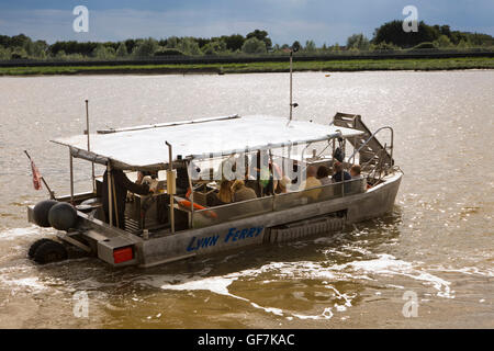 Regno Unito, Inghilterra, Norfolk, King's Lynn, traversata in traghetto Fiume Great Ouse a West Lynn Foto Stock