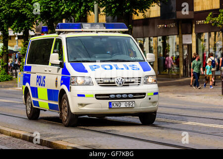 Goteborg, Svezia - 25 Luglio 2016: 2009 VW caravelle transporter come una macchina della polizia in ambiente urbano. Foto Stock