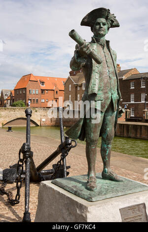 Regno Unito, Inghilterra, Norfolk, King's Lynn, Hereford Quay, statua della Royal Navy surveyor il Capitano George Vancouver Foto Stock