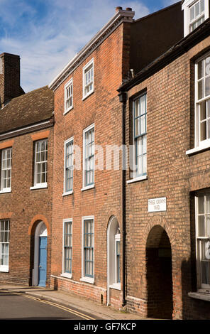 Regno Unito, Inghilterra, Norfolk, King's Lynn, Queen Street, grand merchant case e ingresso a tre corone cantiere Foto Stock