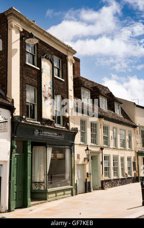 Regno Unito, Inghilterra, Norfolk, King's Lynn, Saturday Market Place, antichi negozi e dal centro della cittadina di edifici Foto Stock