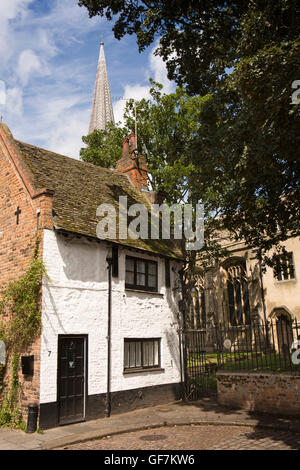 Regno Unito, Inghilterra, Norfolk, King's Lynn, Chapel Lane, cottage accanto a San Nicholas sagrato della cappella Foto Stock