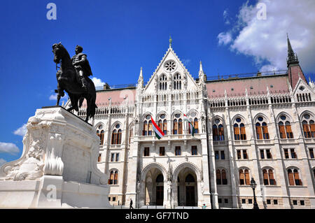 BUDAPEST, Ungheria - 16 Maggio: Conteggio Gyula Andrassy statua e il palazzo del parlamento a Budapest il 16 maggio 2016. Budapest è il tappo Foto Stock