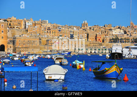 La Valletta, Malta - 17 febbraio: tradizionale maltese le barche nel porto di La Valletta il 7 febbraio 2014. La Valletta è la capitale di un Foto Stock