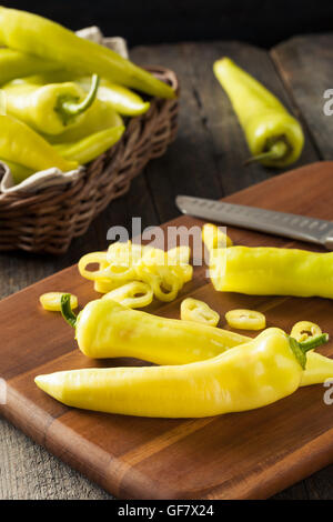 Materie organiche Banana giallo peperoni pronti per il taglio Foto Stock