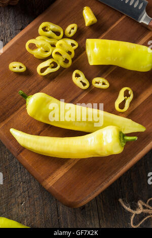 Materie organiche Banana giallo peperoni pronti per il taglio Foto Stock