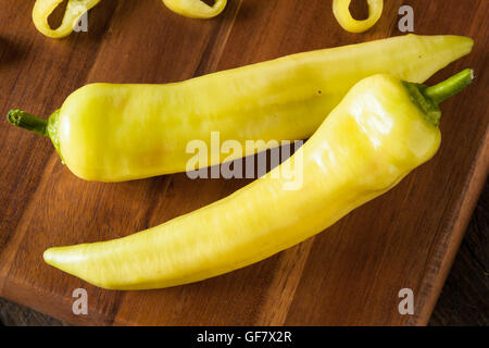 Materie organiche Banana giallo peperoni pronti per il taglio Foto Stock