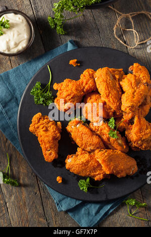 Spicy Fritti impanati ali di pollo con Ranch Foto Stock