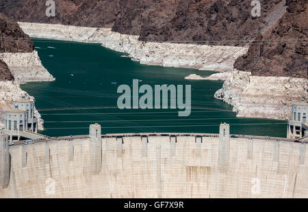 Las Vegas, Nevada - Diga di Hoover e il Lago Mead oltre. Bianco 'vasca ring' indica il livello di acqua quando è pieno. Foto Stock