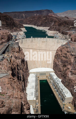 Las Vegas, Nevada - Diga di Hoover e il Lago Mead oltre. Bianco 'vasca ring' indica il livello di acqua quando è pieno. Foto Stock