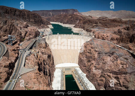 Las Vegas, Nevada - Diga di Hoover e il Lago Mead oltre. Bianco 'vasca ring' indica il livello di acqua quando è pieno. Foto Stock