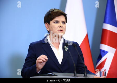 Varsavia, Polonia. 28 Luglio, 2016. Il Primer Beata Szydlo (R) durante la conferenza stampa congiunta con il Primo Ministro britannico Theresa Maggio a Varsavia. Theresa Maggio ha promesso di continuare a spendere il 2 per cento del PIL per la difesa in linea con gli impegni della NATO e ha promesso di "stand tall nel mondo" a fianco degli alleati dopo aver lasciato l'UE. La signora può inoltre ha detto che ha voluto sviluppare il "più forti relazioni con la Polonia" dopo Brexit. © Jakob Ratz/Pacific Press/Alamy Live News Foto Stock