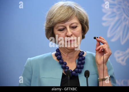 Varsavia, Polonia. 28 Luglio, 2016. Il Primo Ministro inglese Theresa Maggio durante la conferenza stampa congiunta con il Primer Beata Szydlo a Varsavia. Ella ha promesso di continuare a spendere il 2 per cento del PIL per la difesa in linea con gli impegni della NATO e ha promesso di "stand tall nel mondo" a fianco degli alleati dopo aver lasciato l'UE. La signora può inoltre ha detto che ha voluto sviluppare il "più forti relazioni con la Polonia" dopo Brexit. © Jakob Ratz/Pacific Press/Alamy Live News Foto Stock